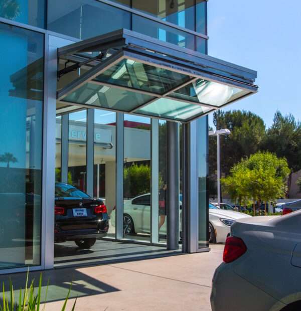 Glass vertical bi-fold doors for indoor-outdoor connection
